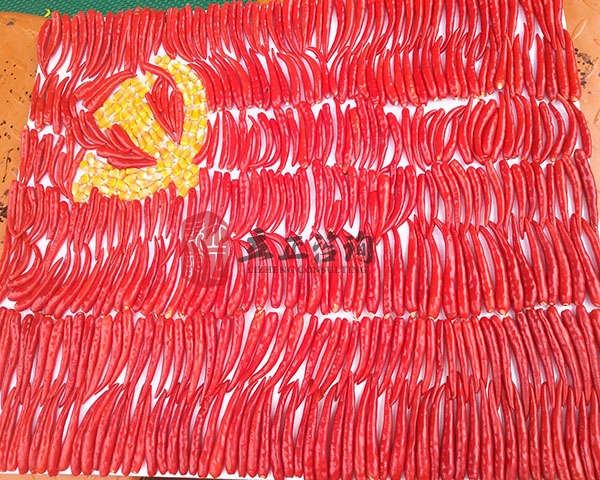 培訓快訊培訓時間：6月29日培訓地點:隆鑫山莊培訓單位:中鐵某局培訓課程:七一主題黨建活動培訓人數(shù)：21人培訓老師：馬海濤、李文泮培訓后勤:馬麗、周明業(yè)務人員：齊亞