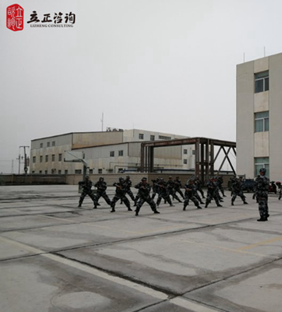 培訓(xùn)快訊培訓(xùn)時間：5月31－6月14日培訓(xùn)地點：格爾木培訓(xùn)單位：鹽湖集團(tuán)培訓(xùn)課程：軍事化拓展培訓(xùn)人數(shù)：80人*2批