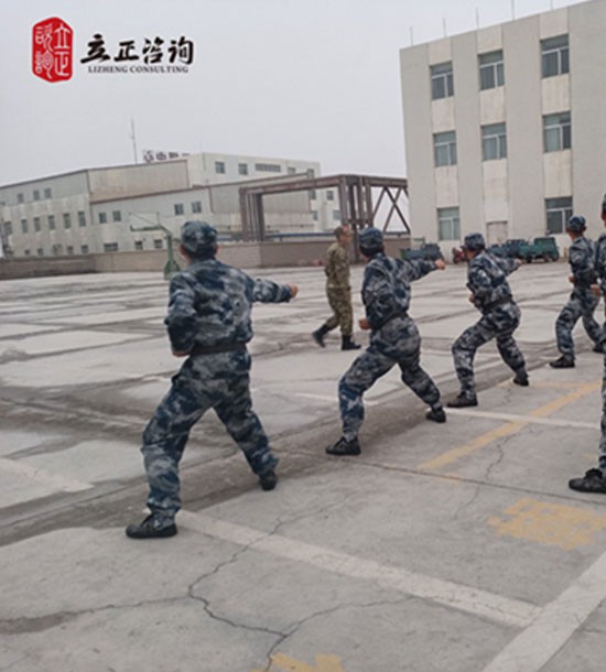 培訓(xùn)快訊培訓(xùn)主題：”班長管戰(zhàn)士“軍事化拓展訓(xùn)練培訓(xùn)內(nèi)容：管理培訓(xùn)+軍事訓(xùn)練+拓展訓(xùn)練培訓(xùn)對象：班組長、值長、科級(jí)干部、儲(chǔ)備干部、技術(shù)人才課程設(shè)置：《從部隊(duì)的宗旨看企業(yè)的愿景》《從部隊(duì)的紀(jì)律看企業(yè)的規(guī)章