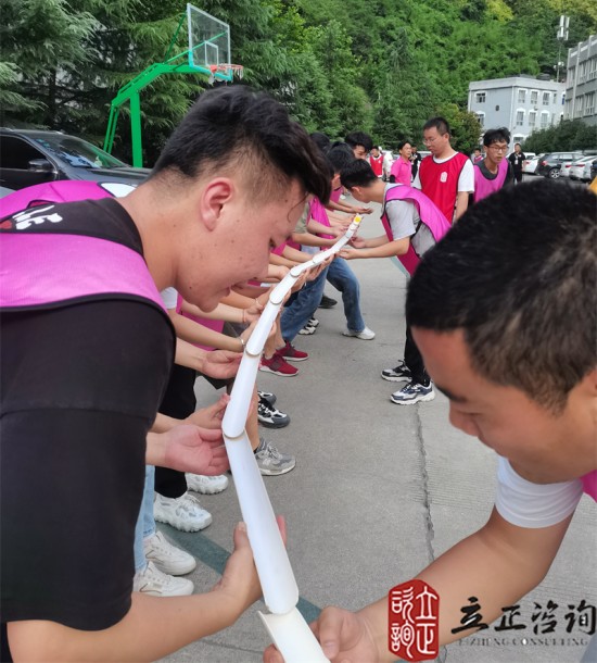 培訓快訊培訓時間：2021年7月12-19日培訓地點：西安培訓單位：中鐵**局**公司培訓課程：新員工入職培訓班團隊合作項目鼓動人心培訓形式一個大鼓，把鼓的四周拴上16根繩子，每根繩子由一個人牽著，在