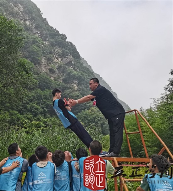 培訓快訊培訓時間：2021年7月19-26日培訓地點:西安培訓單位:中鐵**局**公司培訓課程:新員工入職培訓班個人挑戰(zhàn)項目凌空飛渡（高空斷橋）——挑戰(zhàn)、超越培訓形式在教練的指導(dǎo)下穿上保險衣扣上保險繩